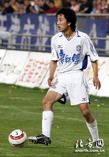 盧彥邊路尋找傳中機會