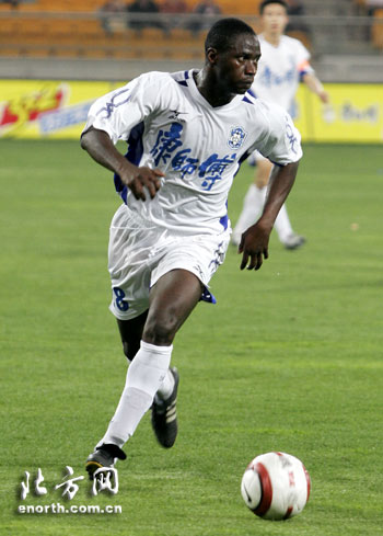 新外援阿格布帶球突破