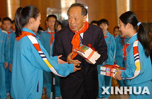 5月12日，外交部部長李肇星向小學生代表贈送書籍。當日，北京市部分小學師生代表“走進外交部”活動在京舉行，共有5所小學的270多名師生代表參加。 