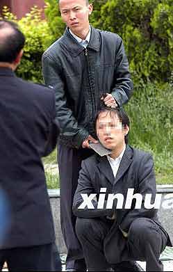 男子爲向女子示愛鬧市持刀劫路人(組圖)