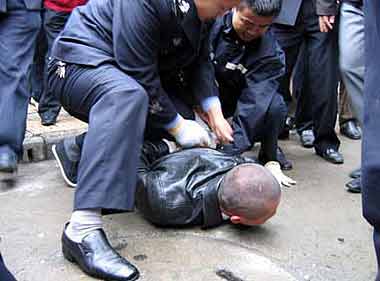 男子急於向暗戀對象示愛失去理智劫持路人(圖)