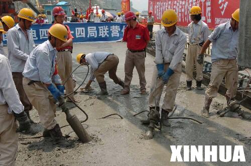 5月20日，在三峽大壩最後一倉混凝土澆築現場，施工人員緊張施工，作業現場井然有序。 