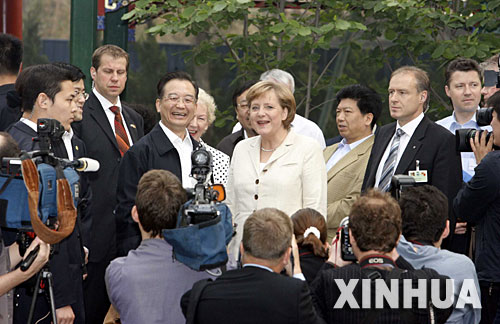 5月22日，國務院總理溫家寶陪同正在北京進行正式訪問的德國總理默克爾在北京菖蒲河公園散步。 新華社記者 饒愛民 攝
