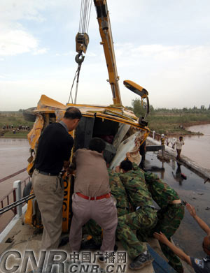 新疆喀什客車墜河事故已造成15人死亡(圖)