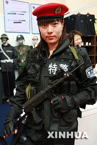 5月24日，一名模特在展示新款警服和仿真槍。當日，第三屆中國國際警用裝備博覽會在北京展覽館開幕。來自中國、美國和瑞士等15個國家和地區的300餘家廠商參展，展品包括警用武器、警用交通工具和刑事偵查技術裝備等。