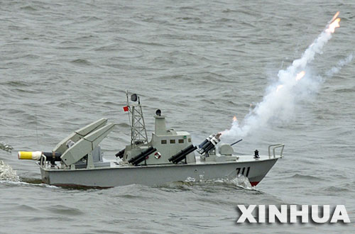 5月25日，上海隊的參賽導彈艇模型在比賽中發射“導彈”。 在蘇州石湖風景區舉行的第三屆全國體育大會航海模型比賽中，參賽的航海模型各施絕技，吸引了衆多航模愛好者前來觀看。 新華社記者孫參攝 