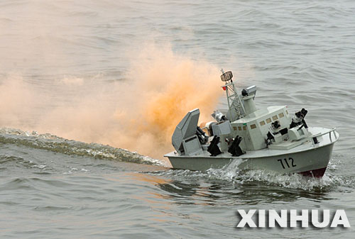 5月25日，上海隊的導彈艇模型在比賽中放煙霧。 在蘇州石湖風景區舉行的第三屆全國體育大會航海模型比賽中，參賽的航海模型各施絕技，吸引了衆多航模愛好者前來觀看。 新華社記者孫參攝 
