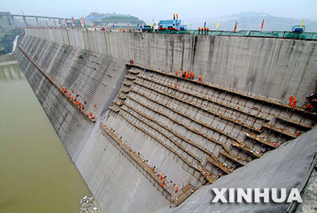 圍堰爆破標誌三峽工程轉入大壩擋水發電期