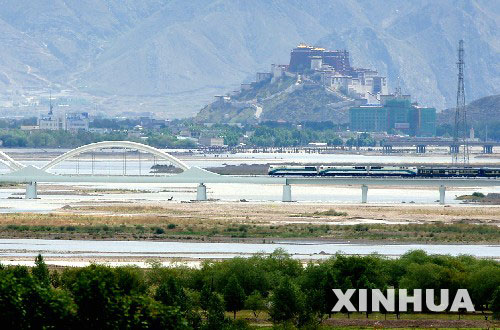 7月1日11時20分許，由拉薩發出的“藏2”次慶典列車通過拉薩河特大橋。當日，青藏鐵路全線通車。     新華社記者 索朗羅布 攝 