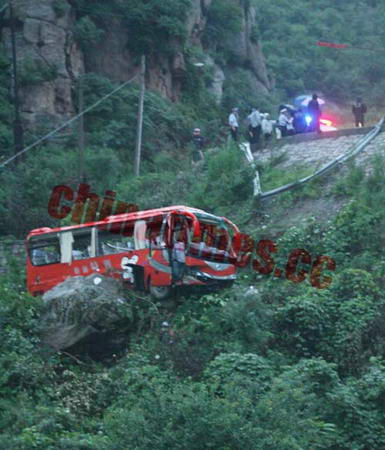 北京懷柔旅遊客車墜崖29人受傷(組圖)