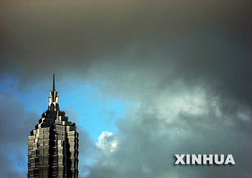 7月25日，上海金茂大廈上空烏雲密佈。當日15時50分，今年第5號颱風“格美”在福建省晉江市圍頭登陸。上海立即啓動防汛防颱應急預案，展開全面佈防。 新華社發(鈕一新 攝) 