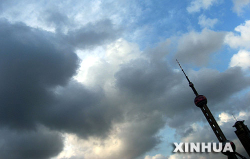7月25日，上海東方明珠電視塔上空烏雲密佈。當日15時50分，今年第5號颱風“格美”在福建省晉江市圍頭登陸。上海立即啓動防汛防颱應急預案，展開全面佈防。 新華社發(鈕一新 攝) 