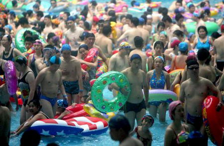 組圖：南京游泳館人頭攢動市民只能站立無法遊