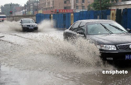 北京北京傍晚突降暴雨風雨雷電雹同現(圖)