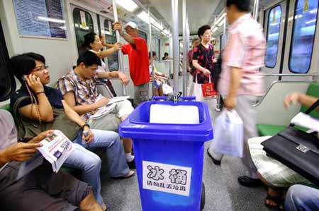 上海地鐵一號線列車用冰塊爲乘客降溫(圖)