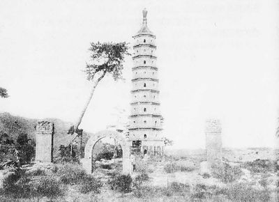 大片临时建筑入侵河北承德避暑山庄永佑寺(图)