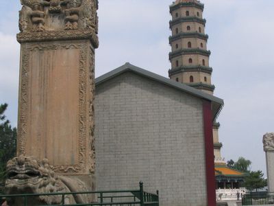 大片临时建筑入侵河北承德避暑山庄永佑寺(图)