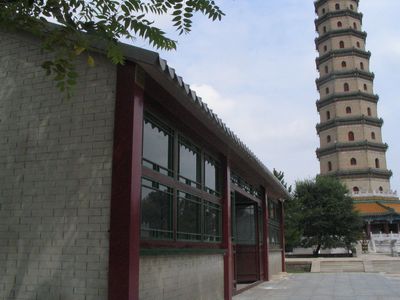 大片临时建筑入侵河北承德避暑山庄永佑寺(图)