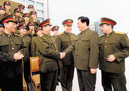 胡錦濤考察新疆軍區 要求解放軍保持高度警惕