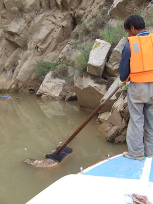 打撈屍體者年入10萬 撈起屍體泡在黃河中致污染