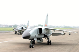 解放軍新型飛豹戰機攜帶精確制導炸彈對地攻擊