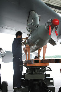 解放軍新型飛豹戰機攜帶精確制導炸彈對地攻擊