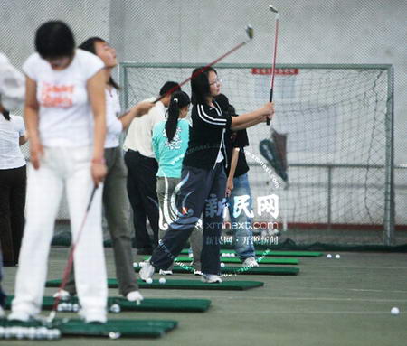 組圖：上海財大首堂高爾夫球課開班授課