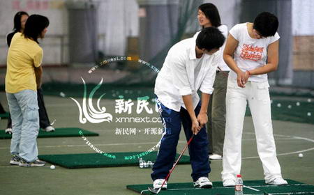 組圖：上海財大首堂高爾夫球課開班授課