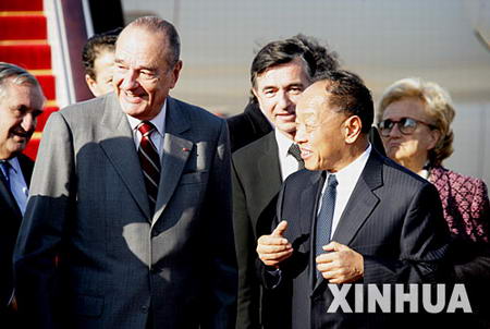 法國總統希拉剋抵京開始爲期4天國事訪問