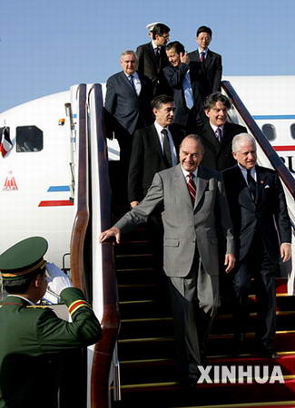 法國總統希拉剋抵京開始爲期4天國事訪問