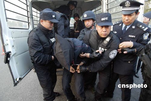 組圖：殺害北京交警的犯罪嫌疑人被押解回京