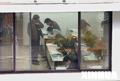 11月25日上午，參加國家公務員考試的考生在南京林業大學考點的考場內答卷。當日，2007年中央機關及其直屬機構公務員招考公共科目考試在全國各省會城市、自治區首府、直轄市和個別較大的城市同時舉行。3萬餘名考生在江蘇考區的南京、蘇州、揚州3地20多個考點參加考試。