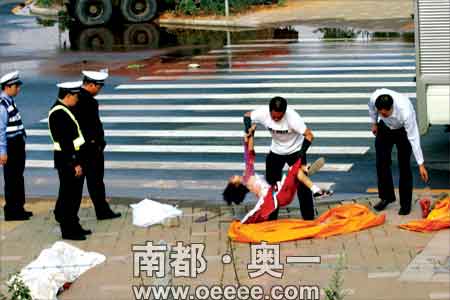 廣州大學城車禍致兩名小學生飛出車外死亡(圖)