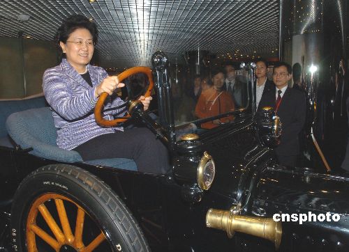 圖文：政協副主席劉延東澳門體驗駕駛老爺車