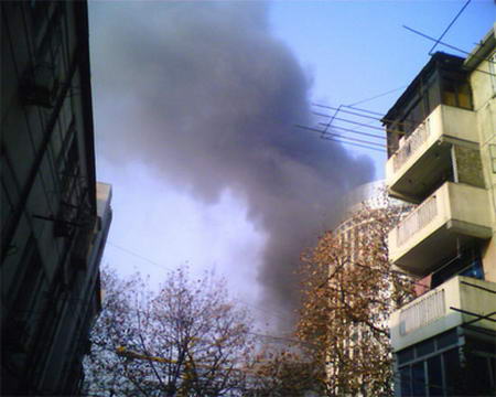 上海音樂學院在建工地起火濃煙沖天十多米(圖)