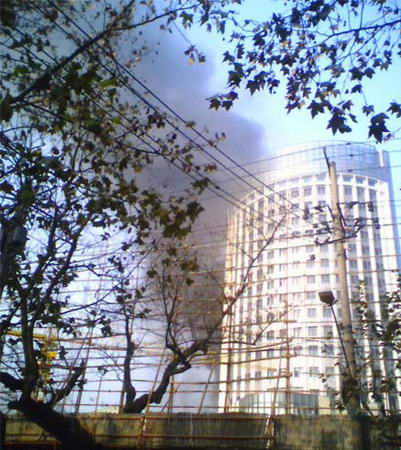 上海音樂學院在建工地起火濃煙沖天十多米(圖)