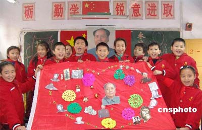 重慶永川小學生紀念毛主席誕辰113週年(組圖)