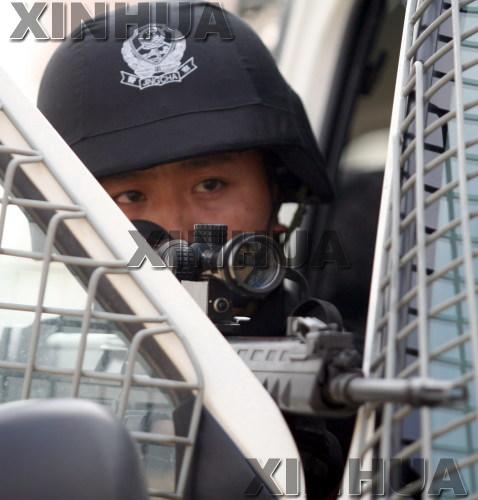 12月30日，在演練現場，特警用槍瞄準“恐怖分子”。