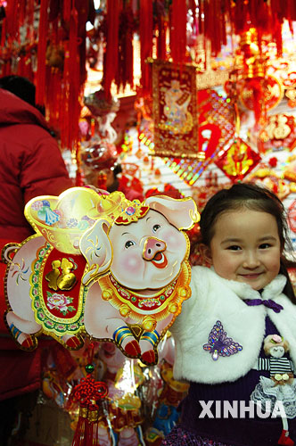 12月31日，吉林省長春市4歲的戴思語小朋友在展示自己喜歡的飾品。 當日，全國各地的商場、店鋪裝飾一新，營造出喜慶祥和的節日氛圍。 新華社記者 徐家軍 攝