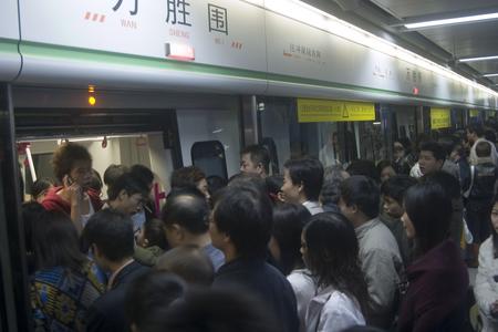 廣州地鐵三四號線成觀光線客流過大暫停售票