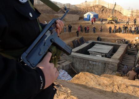 安徽六安警察持槍守護古墓發掘現場(組圖)