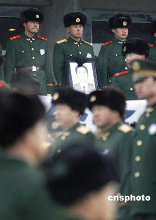 新疆追悼反恐烈士黃強戰友誓言絕不會放過殘敵