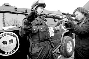 北京110宣傳日：帶刺防暴車讓市民開眼(組圖)