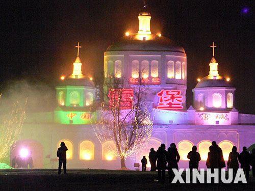 1月14日拍攝的牡丹江雪堡夜景。1月15日，黑龍江省牡丹江市一年一度的牡丹江雪堡將正式向國內外遊客開放。集文化、觀賞、休閒、健身、娛樂於一體的牡丹江雪堡今年以“中俄國家年”爲主題，總用雪量約5.2萬立方米。