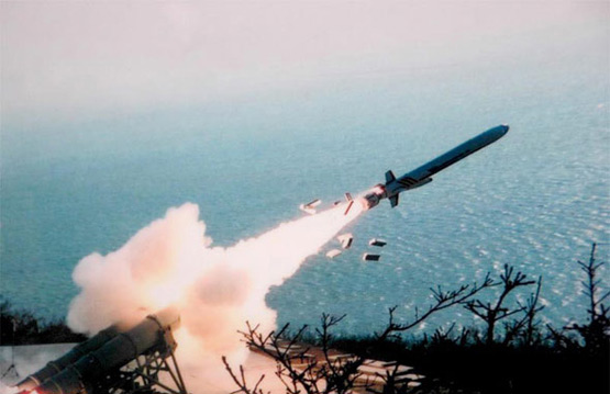 國產新型反艦導彈發射試驗成功精確命中目標