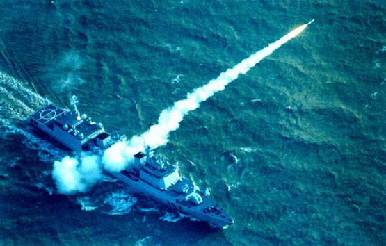 圖文：深圳號導彈驅逐艦發射反艦導彈