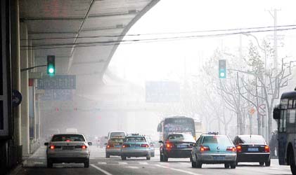 上海發佈黃色霧警信號高速1小時連發14起事故