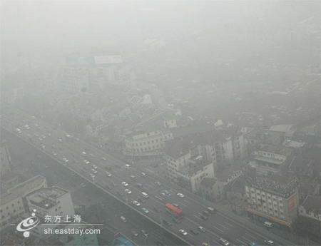 上海發佈黃色霧警信號高速1小時連發14起事故