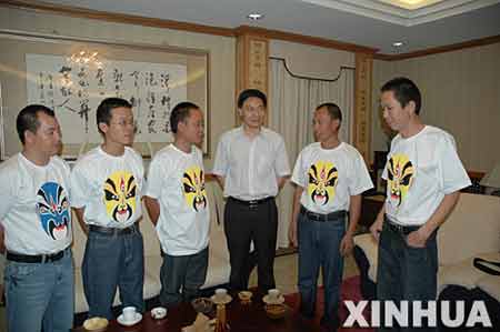 五名獲釋中國工人從尼啓程回國 中使館送行(圖)