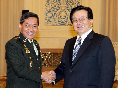 曾慶紅會見泰國陸軍總司令頌提(圖)